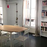 Charming 2-bedroom Duplex Bastille شقة باريس